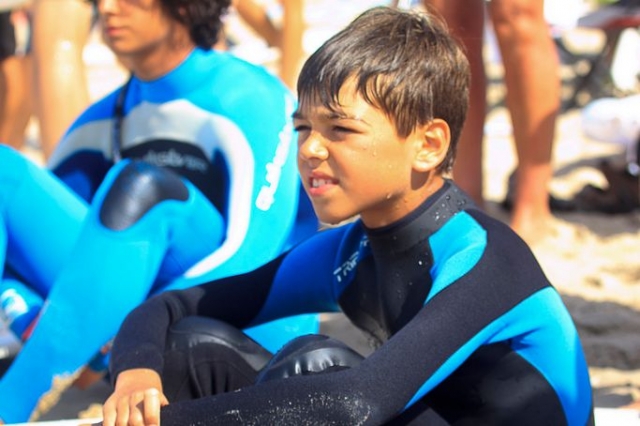 nino atendiendo en una clase de surf